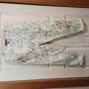Gloria Vanderbilt "Amanda" 5 pocket jeans - camo w embroidered flowers - size 16